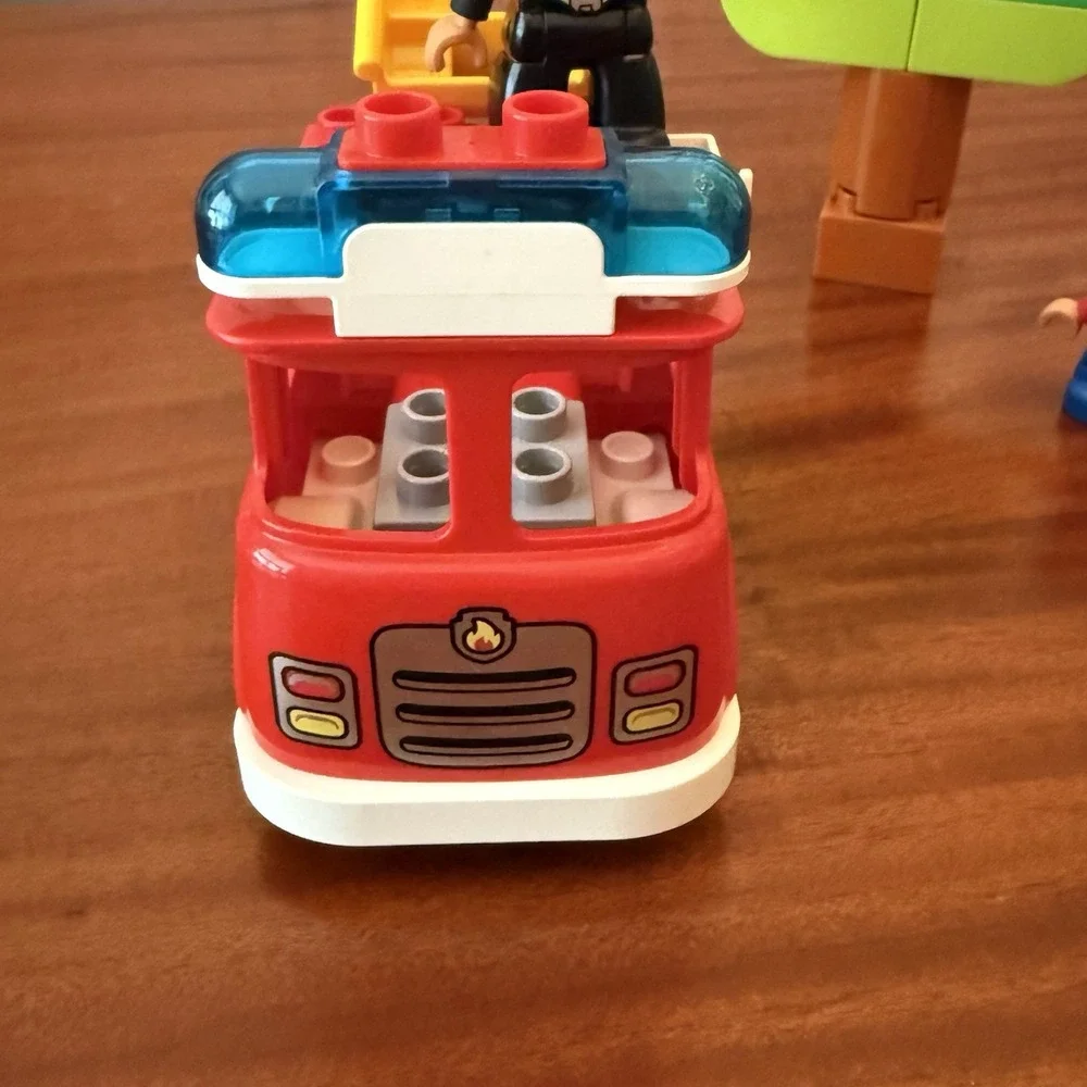 LEGO DUPLO Fire Truck Ladder Rescue Set Figures‎ Tree Cat No Box Complete Set